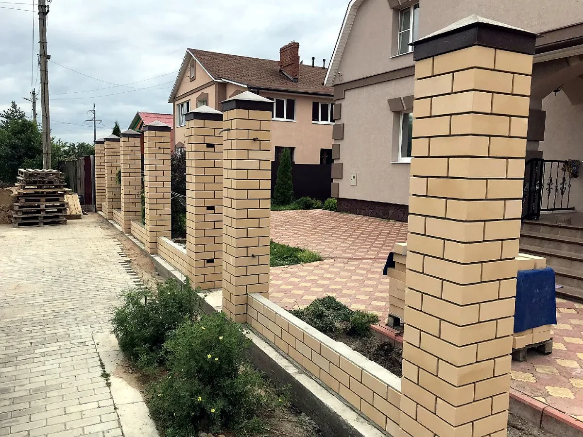 строительство комбинированного забора с каменными столбами на Сахалине